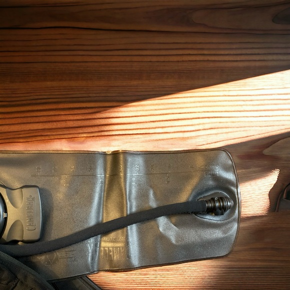 🐫CamelBak Maximum Gear Hydration Adjustable Strap Backpack! - Picture 3 of 7